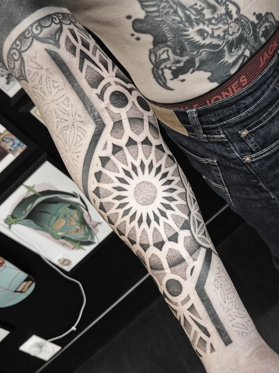 Big mandala sur l'avant-bras 🖤 style géométrique.