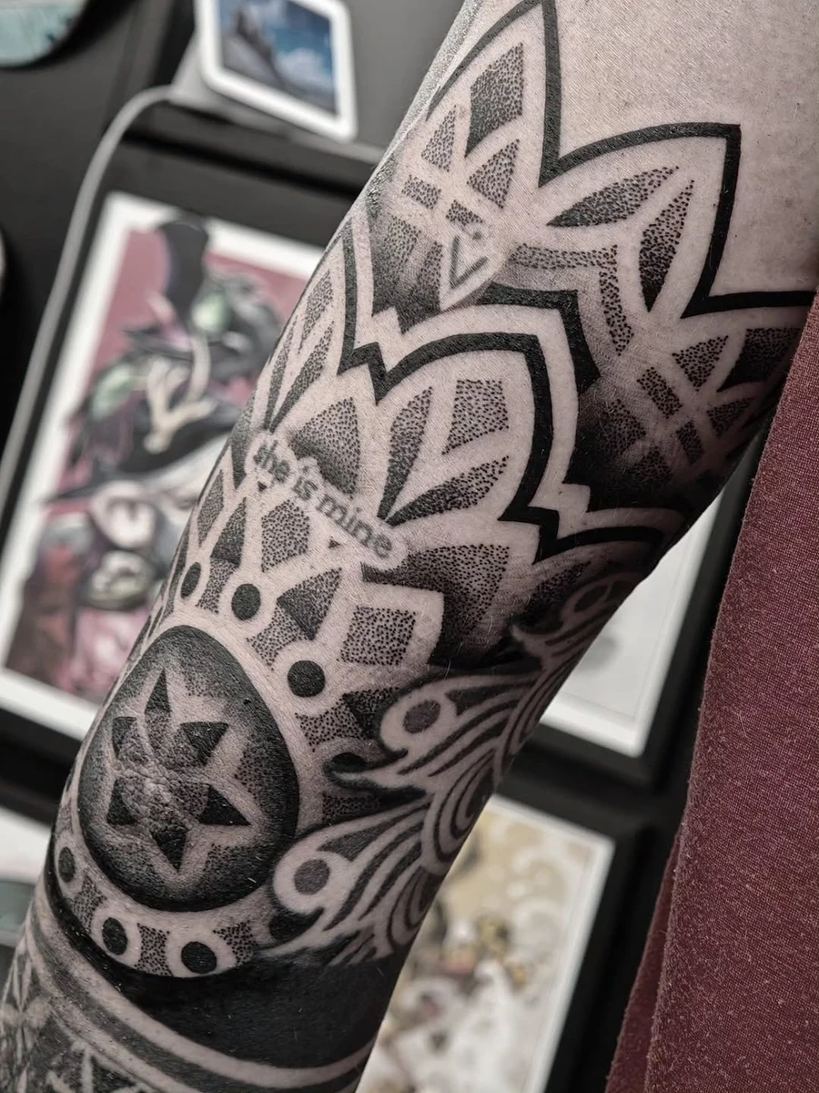 Mandala sur le coude 😍 un chouette début de projet 🤟 merci à toi pour ta confiance !