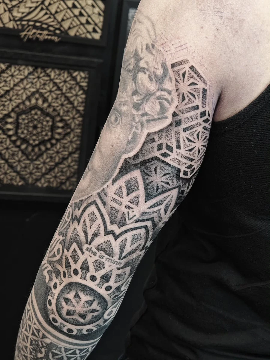 Rajout de mandala au coude (pensé pour correspondre au cercle noir existant), avec un remplissage en pattern sur la partie supérieure du bras.