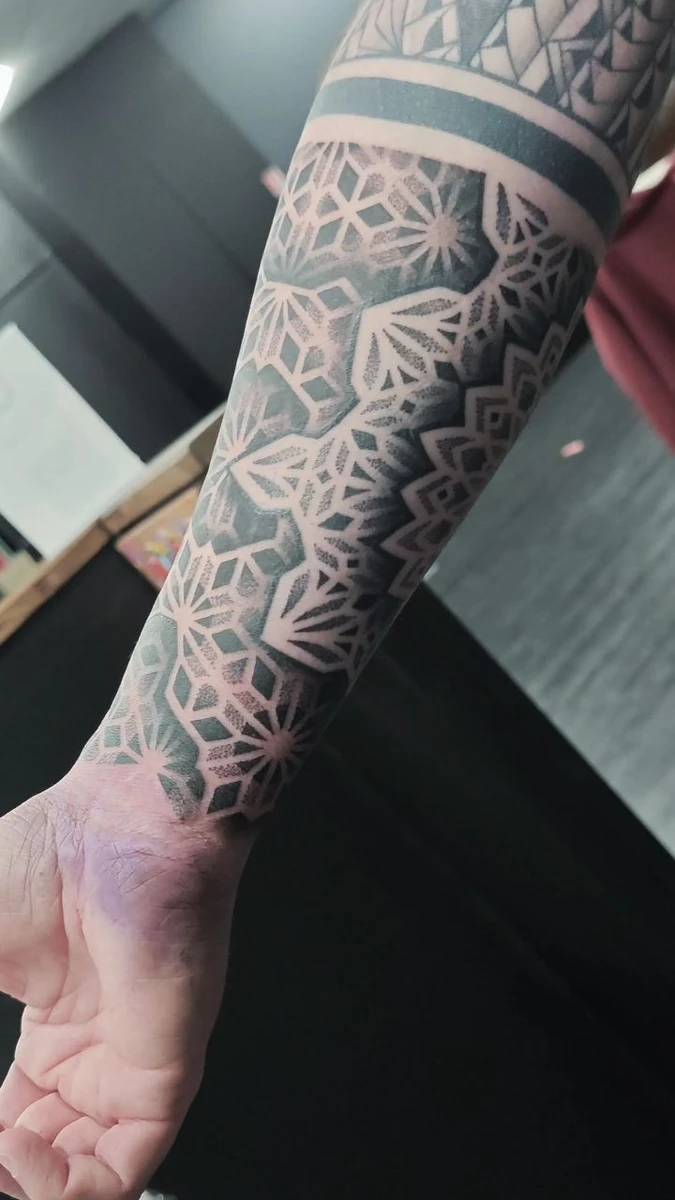 Encore un beau projet d'avant-bras mixant mandala et patterns 😍 #dotworktattoo #geometrictattoo