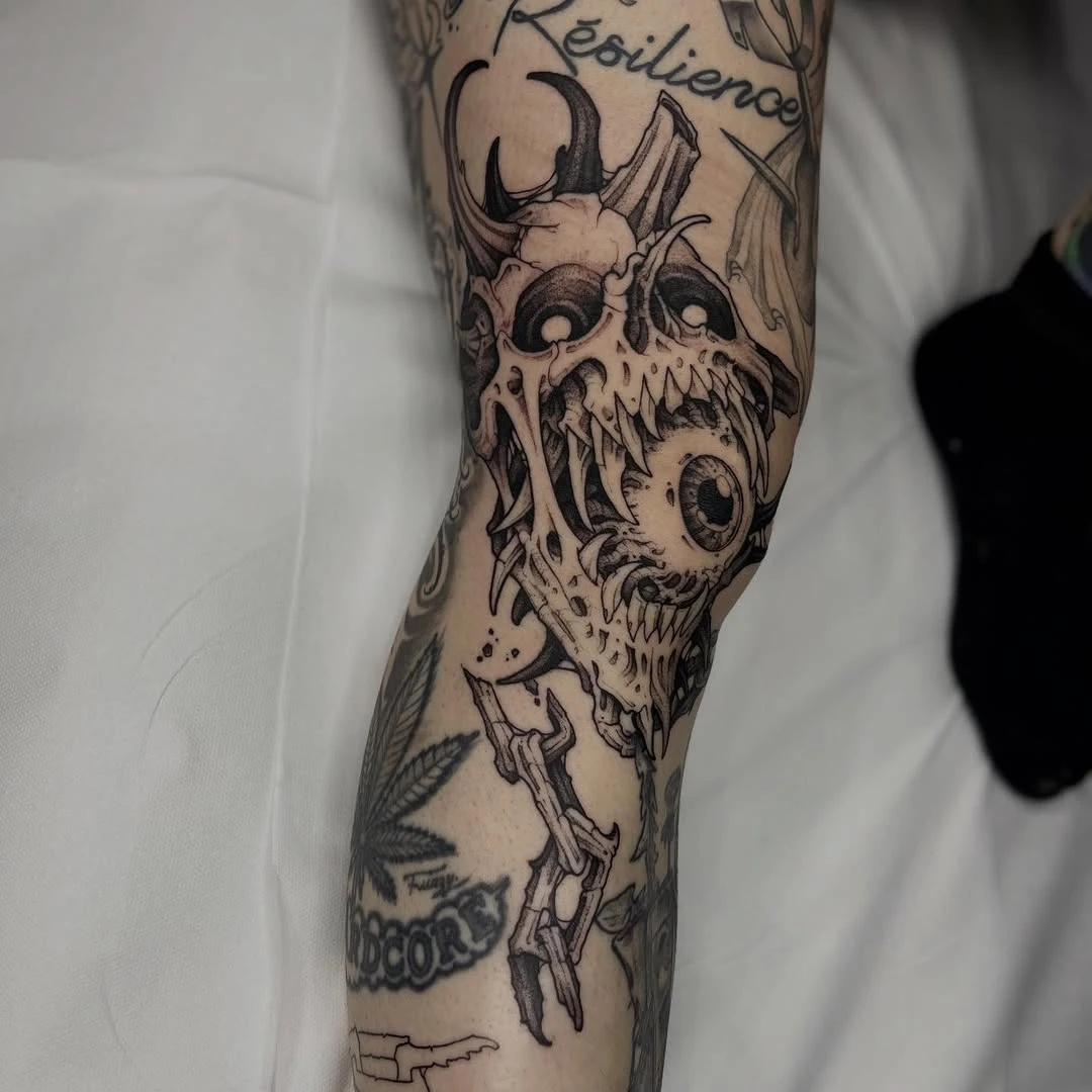 Tattoo réalisé le samedi de la @lilletattooconvention ! Pas une zone facile, mais bravo @redlocks_tattoo777 🔥