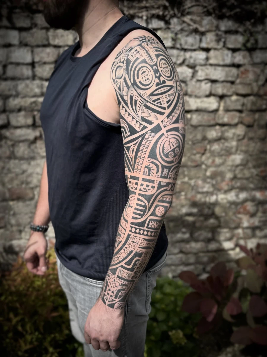 Tatouage polynésien freehand, inspiration marquesienne.