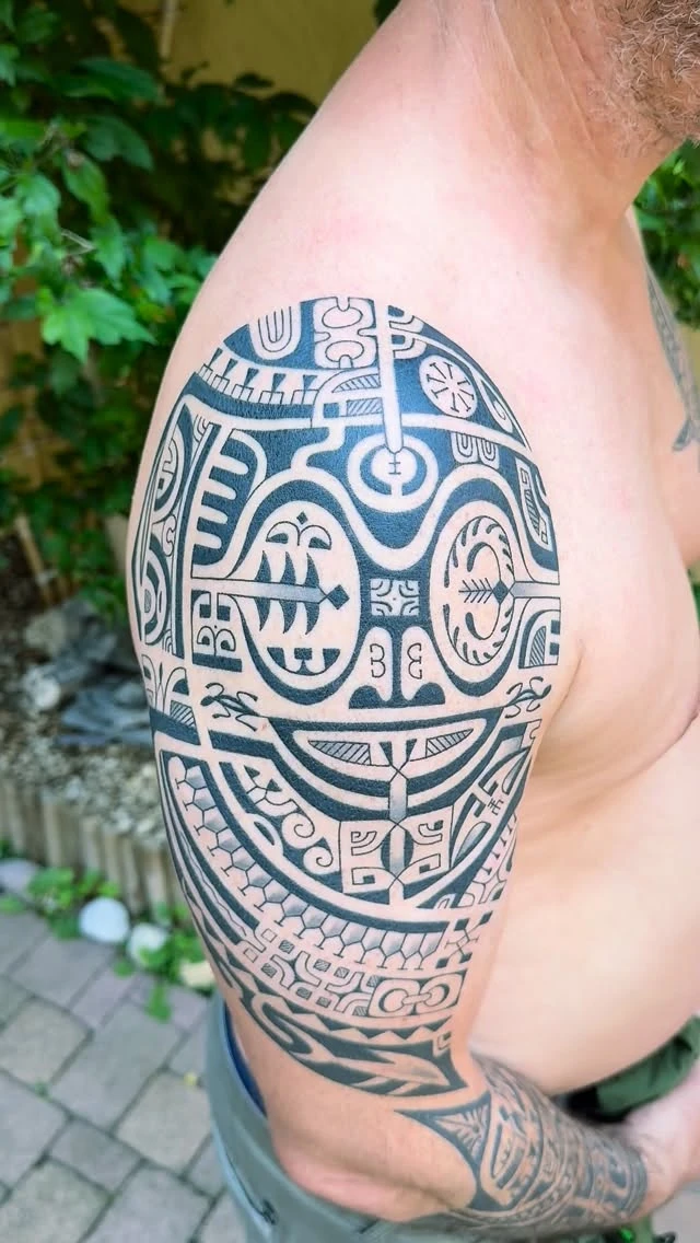 Healed, no touch up — manchette polynésienne cicatrisée.