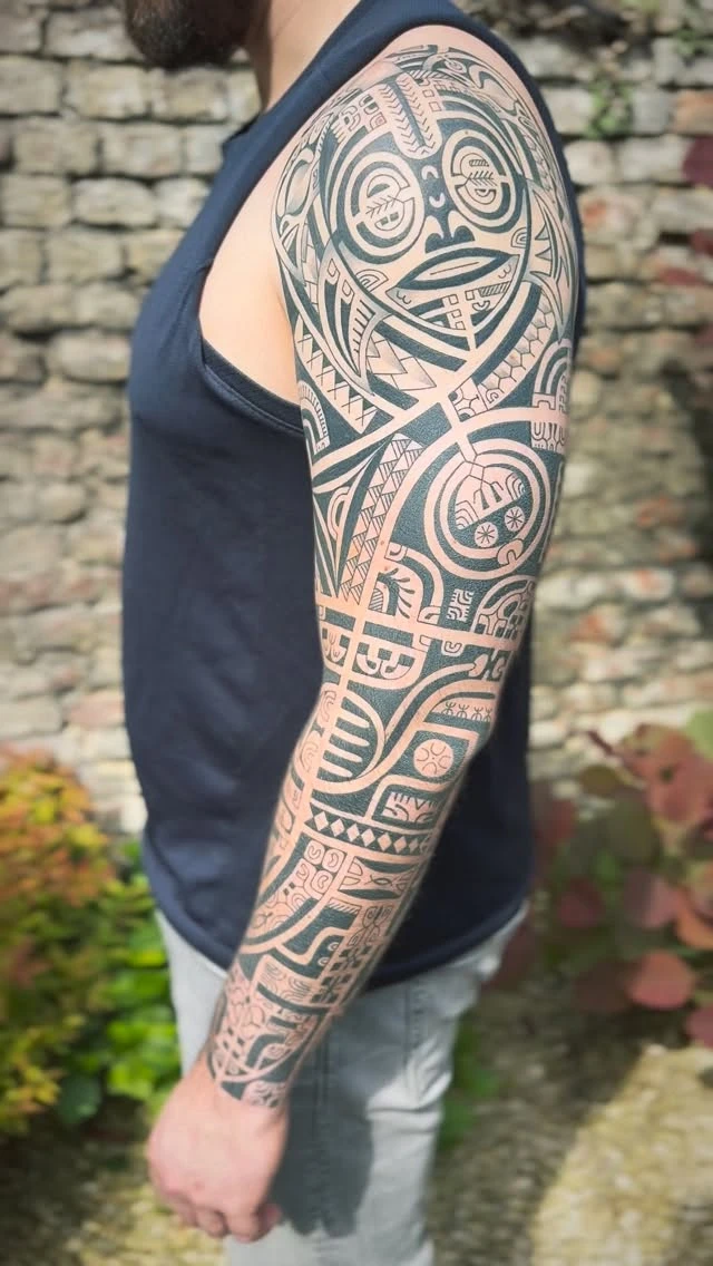 Freehand — tatouage polynésien marquesien.
