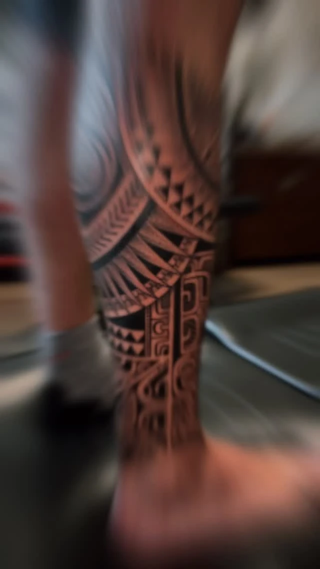 Tatouage polynésien sur le mollet — patutiki.