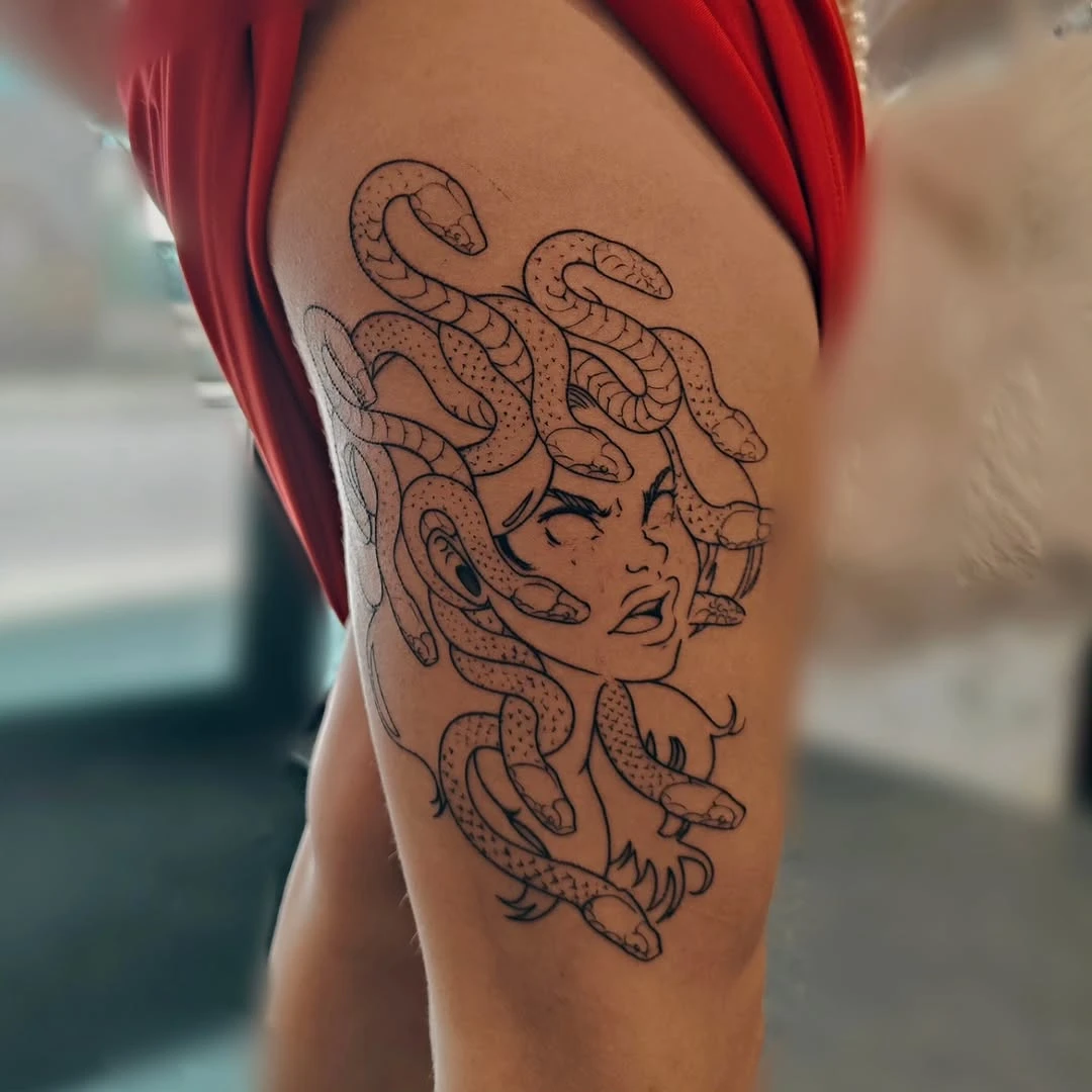 Projet perso : première séance pour ce tattoo incroyable 🙏🏻 Merci à ma cliente de m'avoir permis de le travailler dans mon style.