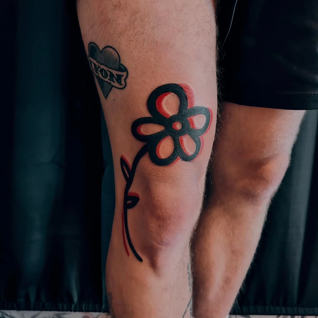 Projet perso : la grande fleur de Thomas 🌼 tige et feuilles faites directement sur sa jambe. Merci pour ta confiance !