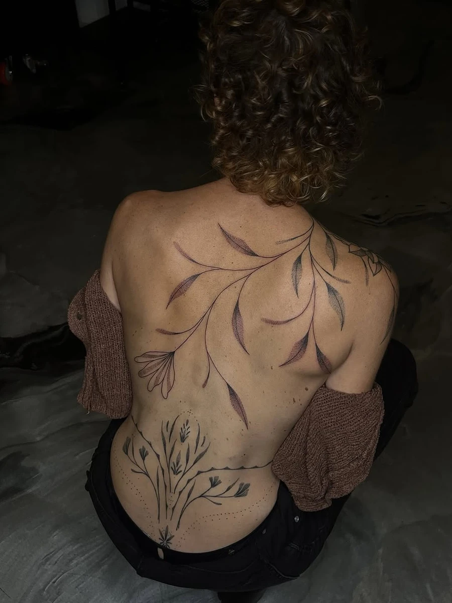Feuillage et fleur ajoutés en freehand. L'épaule et l'ornement du bas du dos sont cicatrisés. Merci pour ta confiance renouvelée 🌼