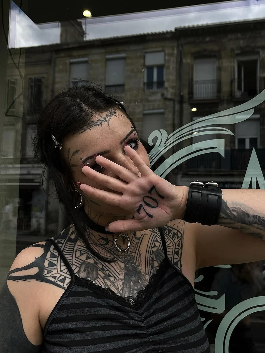 Tattoo dans la paume de ma collègue @atemystia_ 🖤