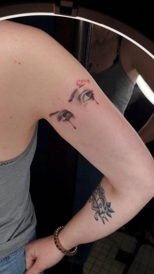 Petit flash adopté, des yeux en fine line.