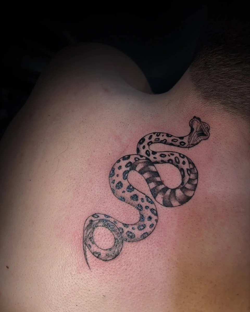 Beau tattoo dans le haut du dos, réalisé à la convention @_venusplace_.