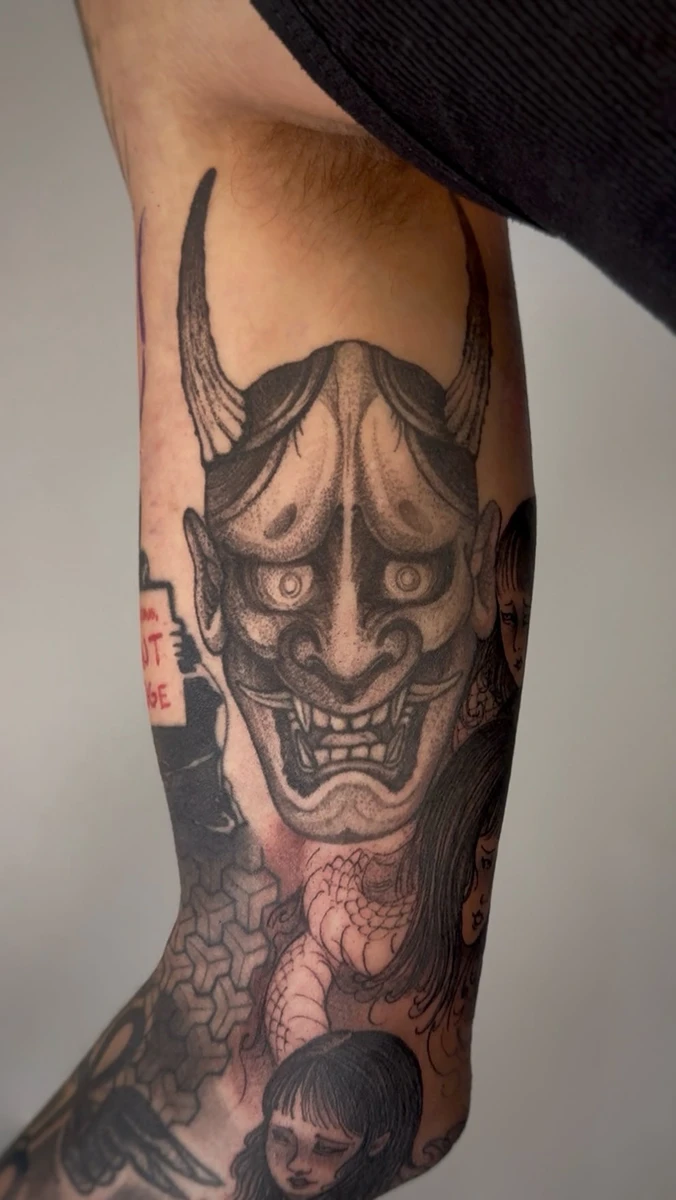 한야 — hannya qui épouse le bras.