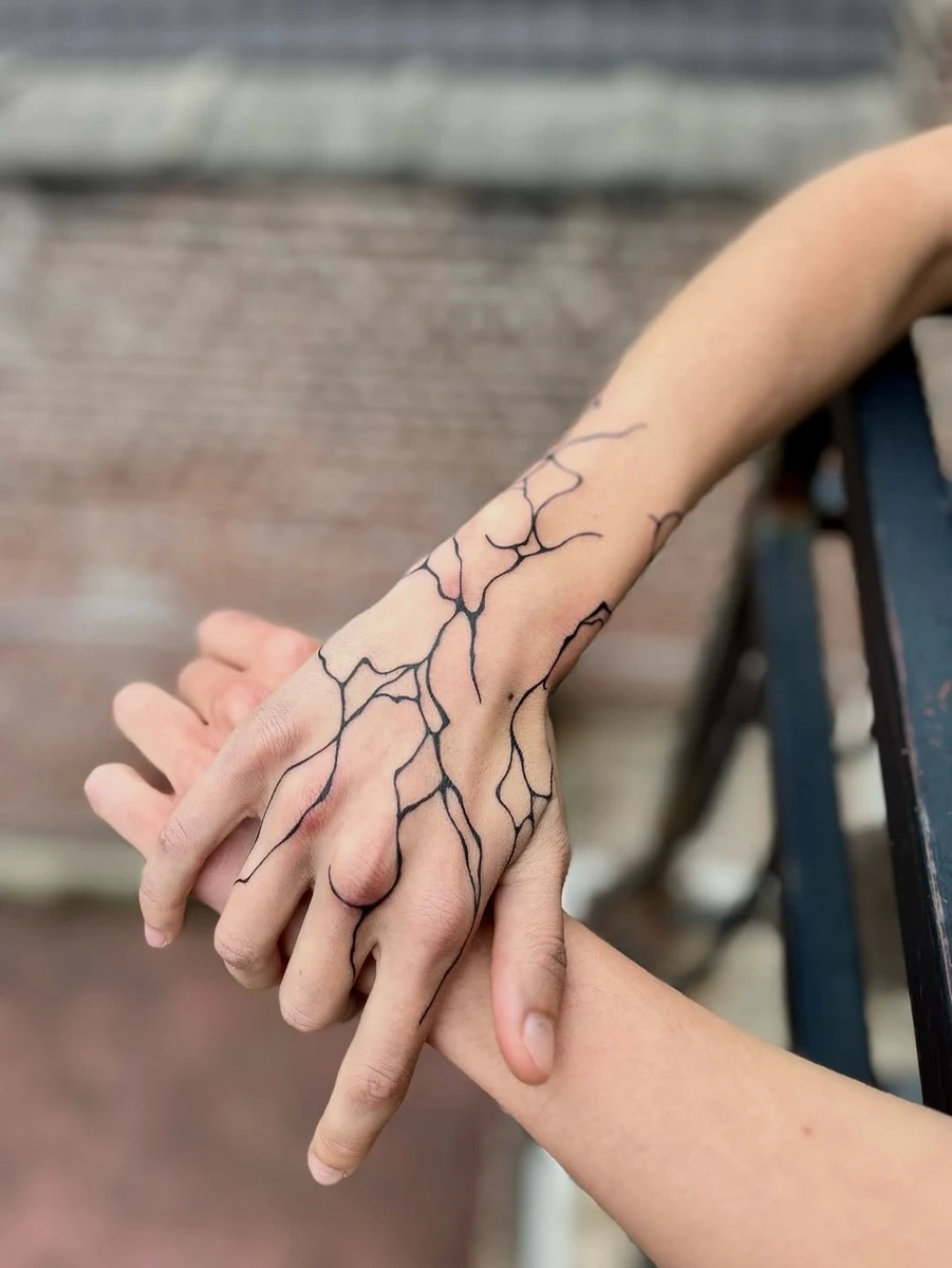 Freehand pour la main d'Emma 🩶 merci pour ce chouette projet et toute cette douceur.