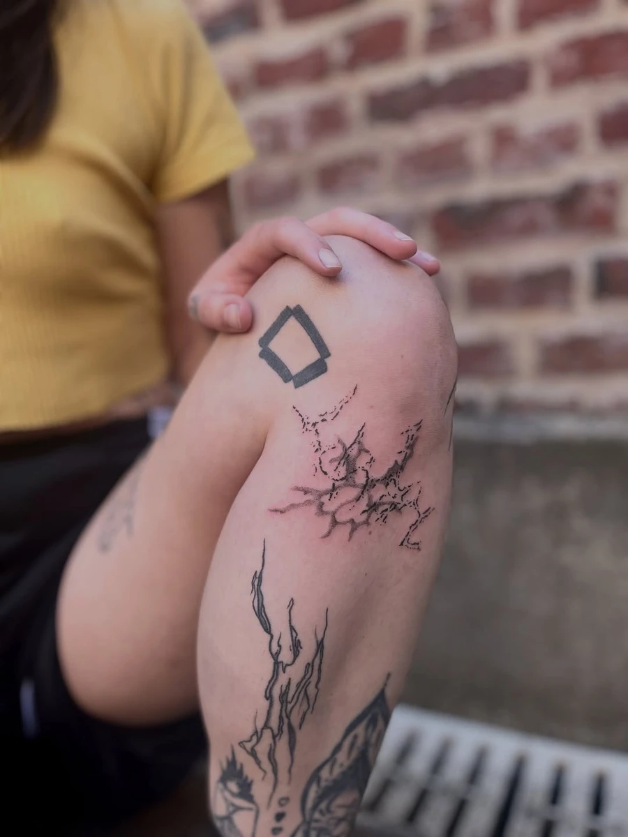 Selftattoo 💫 lignes noires discontinues et niveaux de gris, des motifs que je teste toujours d'abord sur ma propre peau.