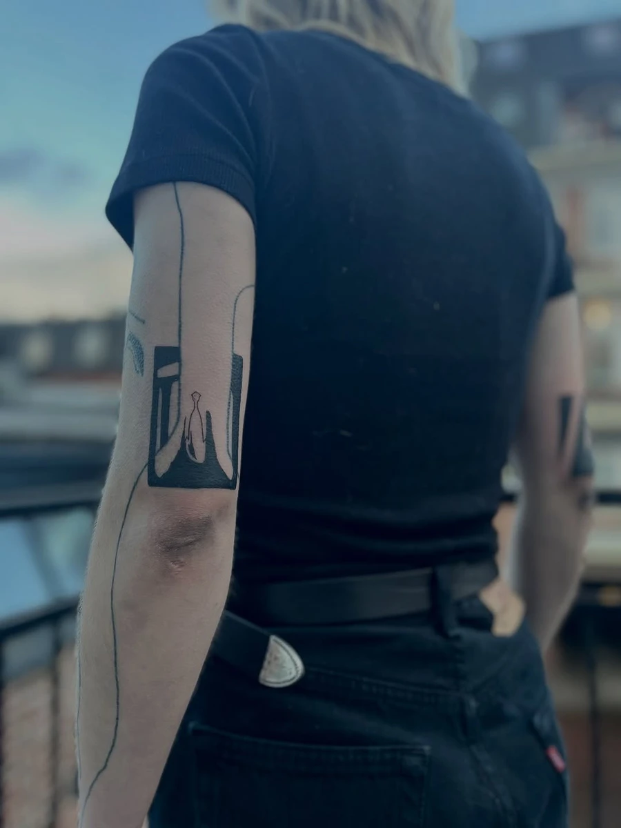Projet en fausse symétrie, pour recouvrir une partie du tattoo tout en jouant avec ses lignes. Merci beaucoup Claire 🩶
