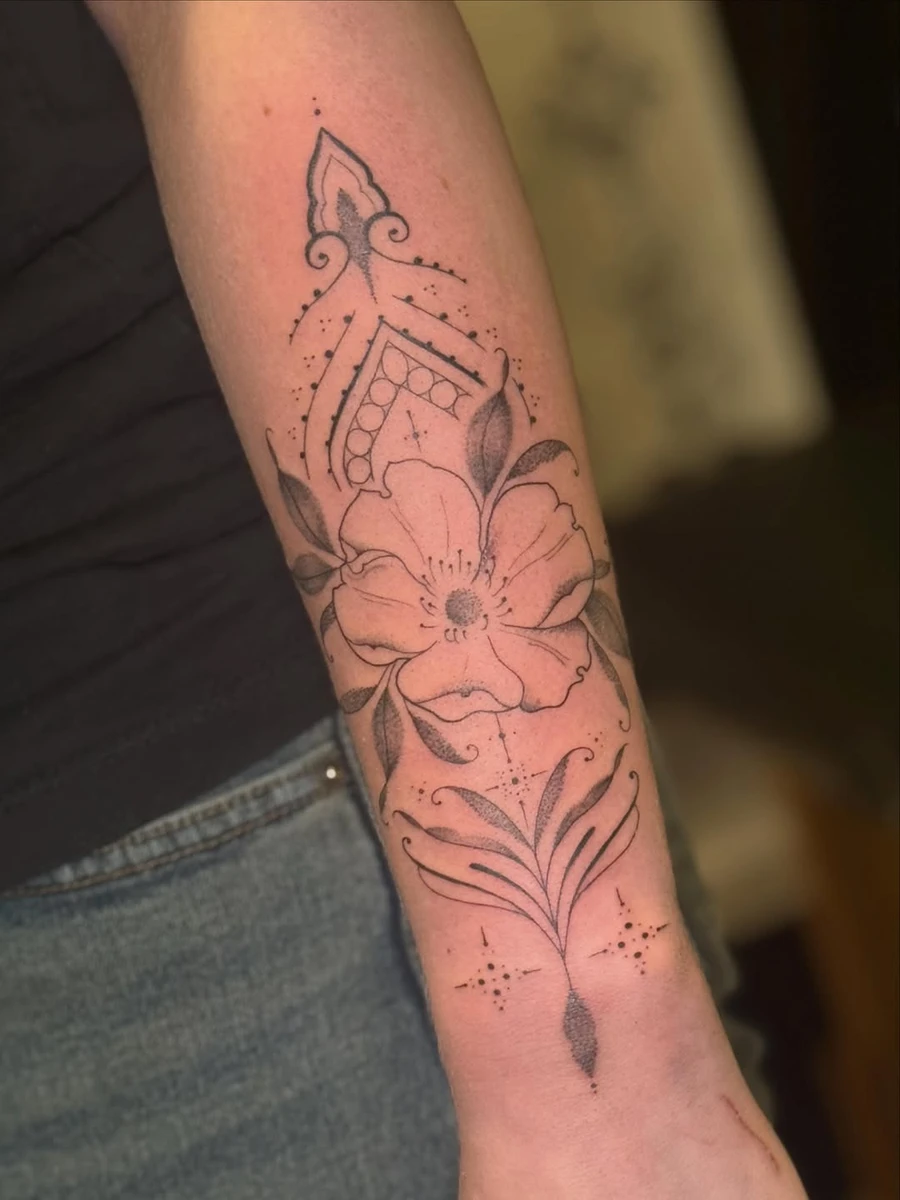 Merci à ma cliente d'avoir adopté mon flash pendant la convention de Marche-en-Famenne ✨ Un tatouage fin, féminin, qui orne son bras avec douceur 🫶🏻