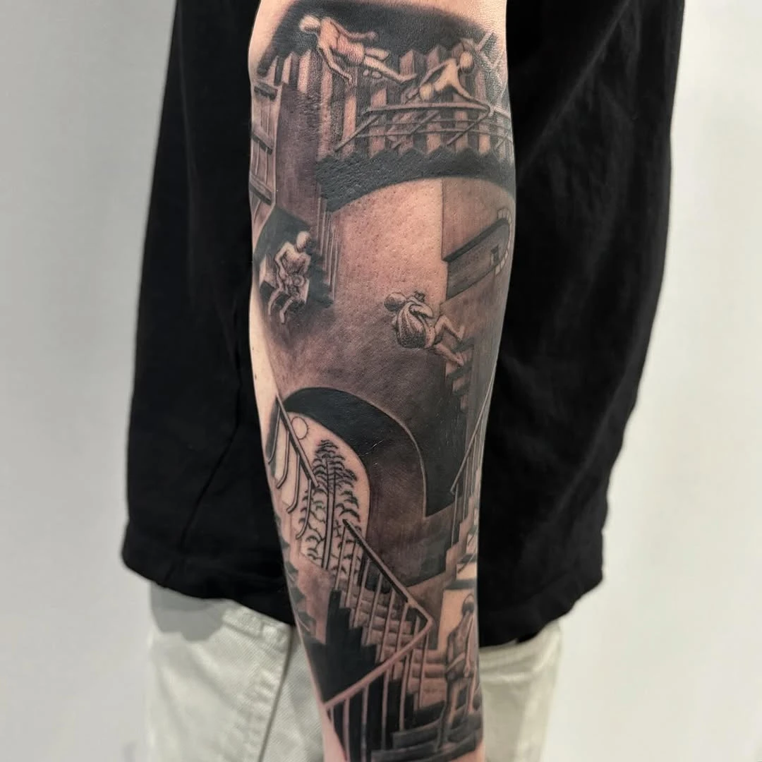 Done at Bari tattoo Convention #escher #blackwork #realistic