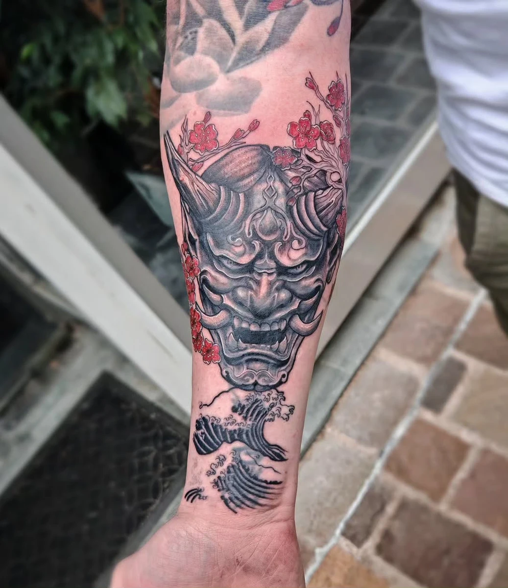 Cover tattoo - Hannya tattoo. Slide pour voir le tattoo recouvert.