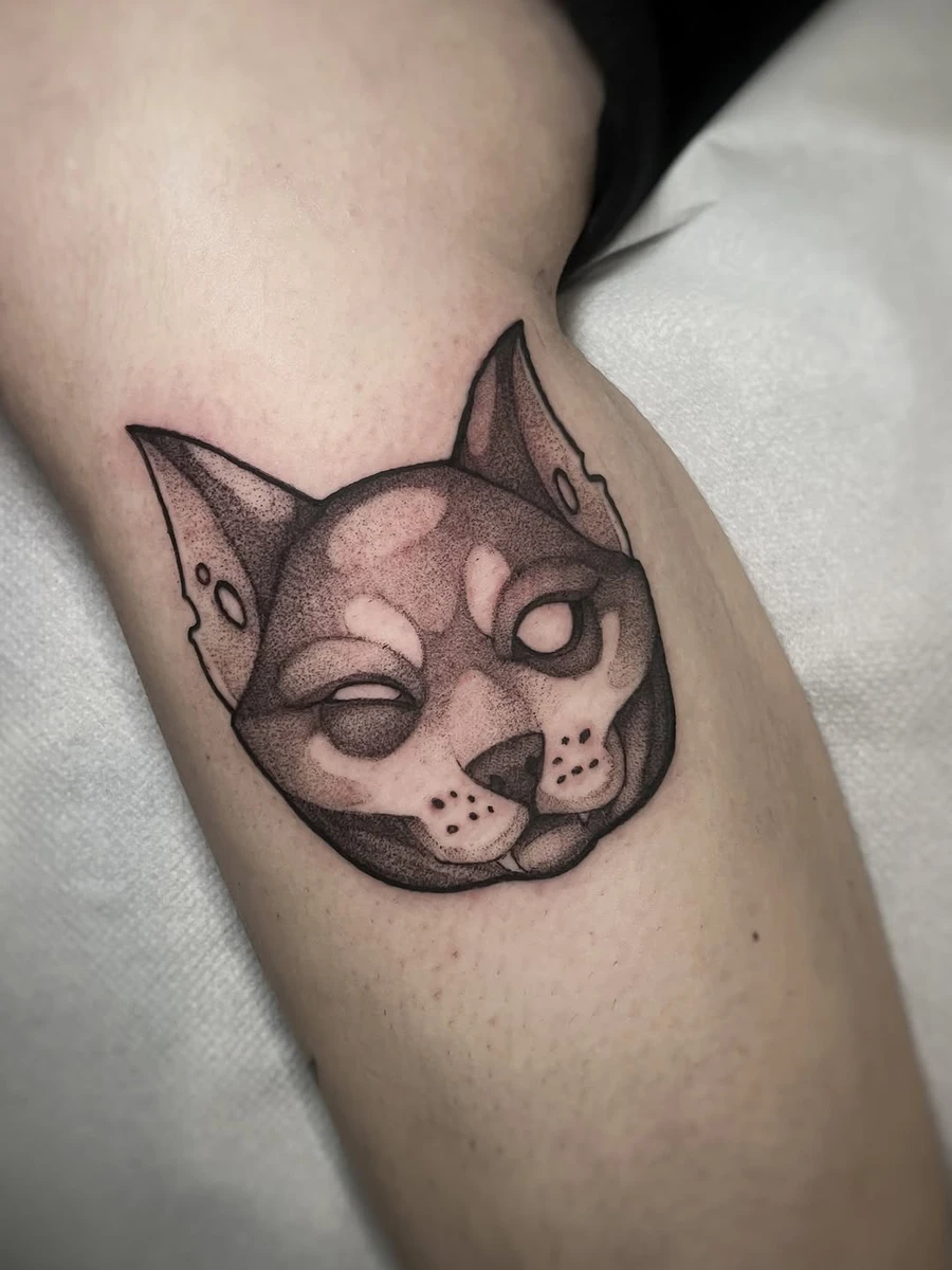 Tatouage d'un petit félin fourbe pour Mélanie. Encore merci pour ta confiance et ta patience !