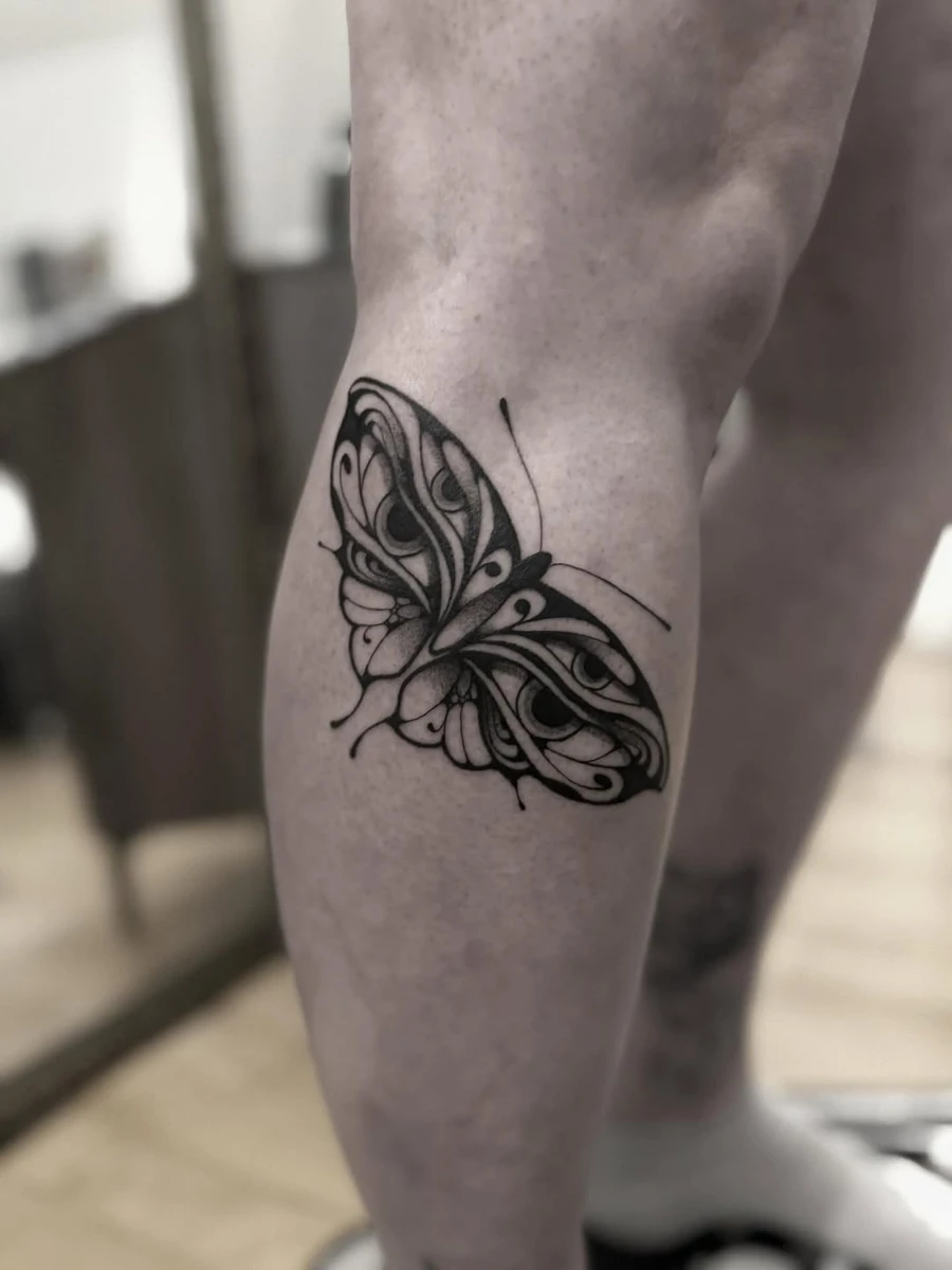 Papillons. Merci beaucoup Roxanne pour la confiance renouvelée! Réalisé à @arcanesansnom.tattooshop
