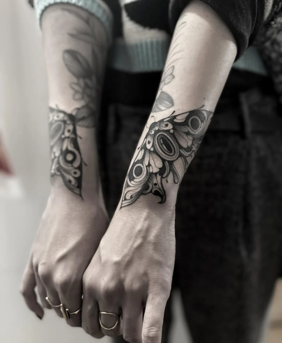 Papillon. Fausse symétrie. Réalisé à @arcanesansnom.tattooshop. Merci beaucoup à Juliette pour ta confiance.