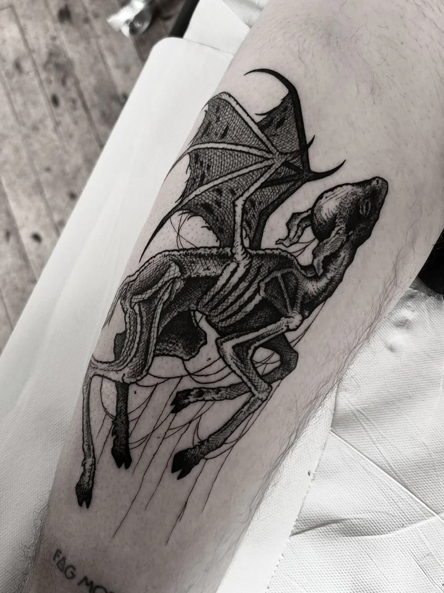 Brebis — tatouage dark medieval réalisé chez Noctule