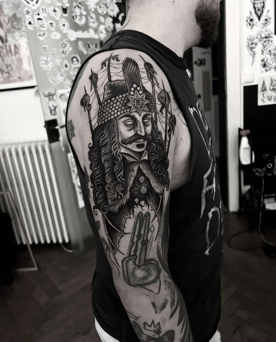 Vlad Tepes — tatouage dark medieval réalisé à Metz chez Noctule