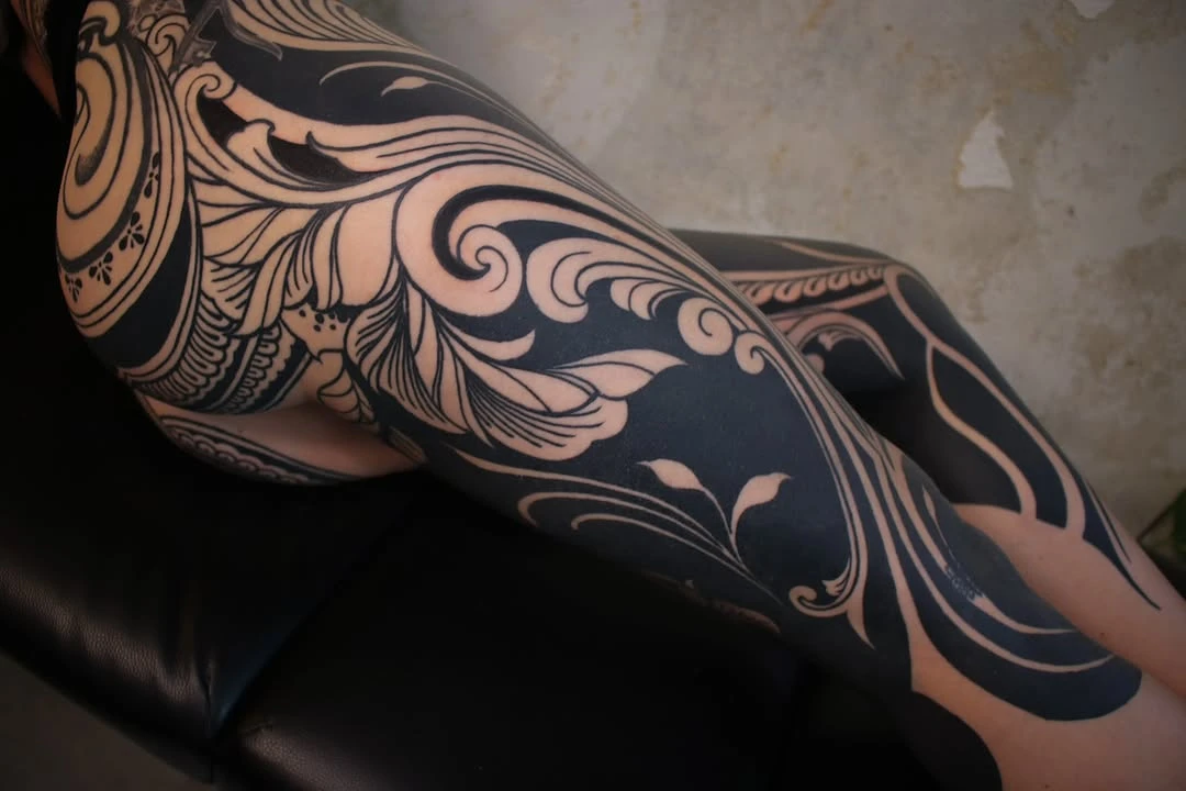 Un immense merci @rosalie_tattoo pour ce super projet de blastover /cover en symetrie que tu m'as confié ♡ Merci pour les photos , les finitions, et bien sûr d'être venue de si loin à chaque fois ! 🌹