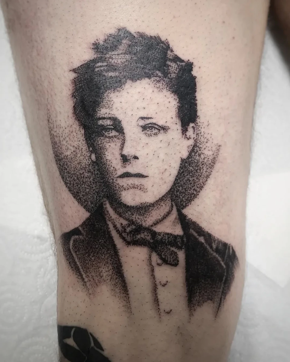 Portrait d'Arthur Rimbaud en dotwork sur cuisse, finition pointilliste détaillée