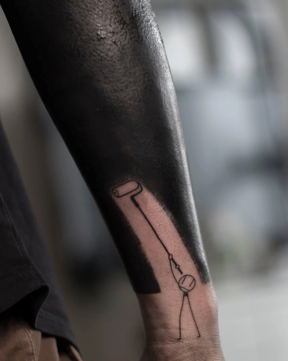 Tatouage recouvrement pour Rose — rouleau de peinture avec personnage en fil de fer sur l'avant-bras