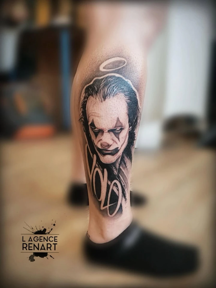 Portrait du Joker / Arthur Fleck (Joaquin Phoenix). Tatouage dark pop culture noir et gris.