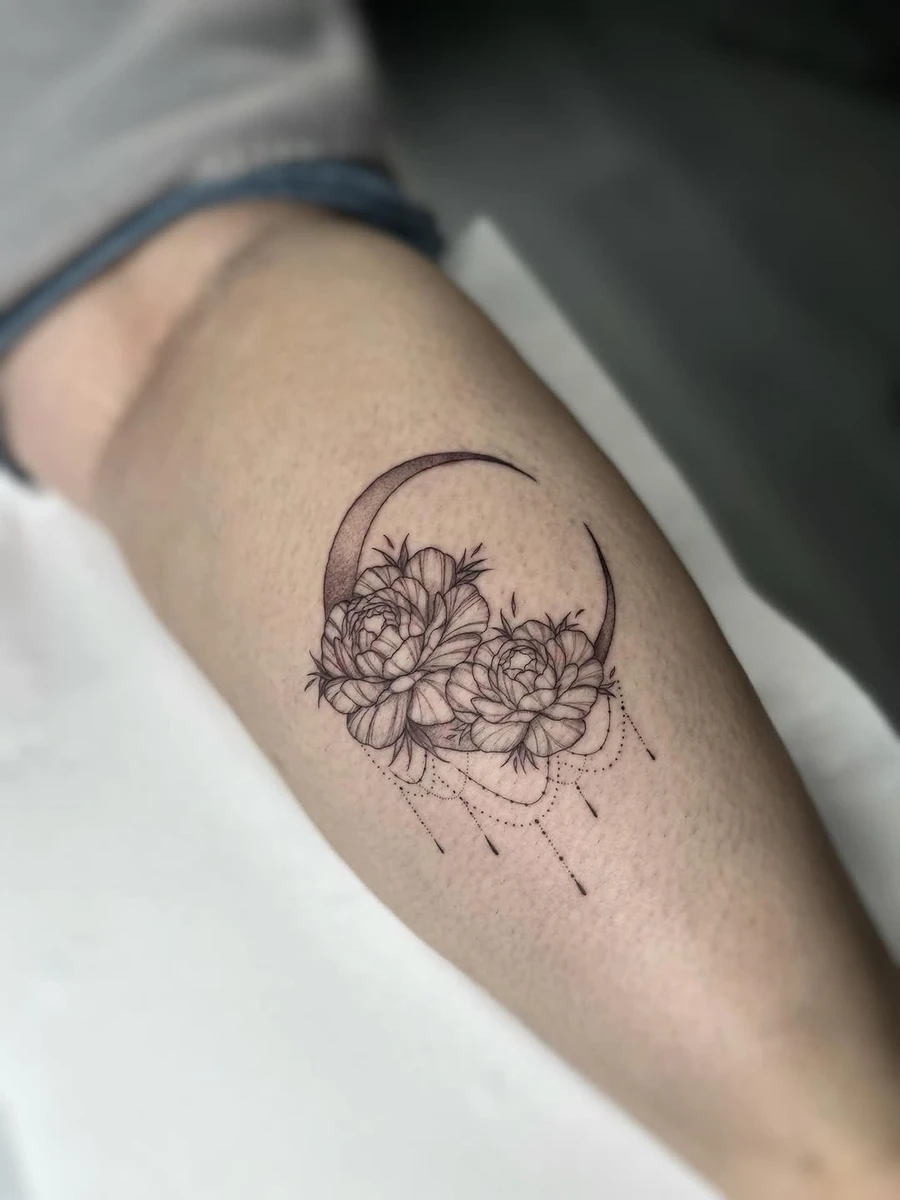 Le projet d'Alexandra : flash retravaillé ensemble avec pivoine, lune et ornemental fineline.
