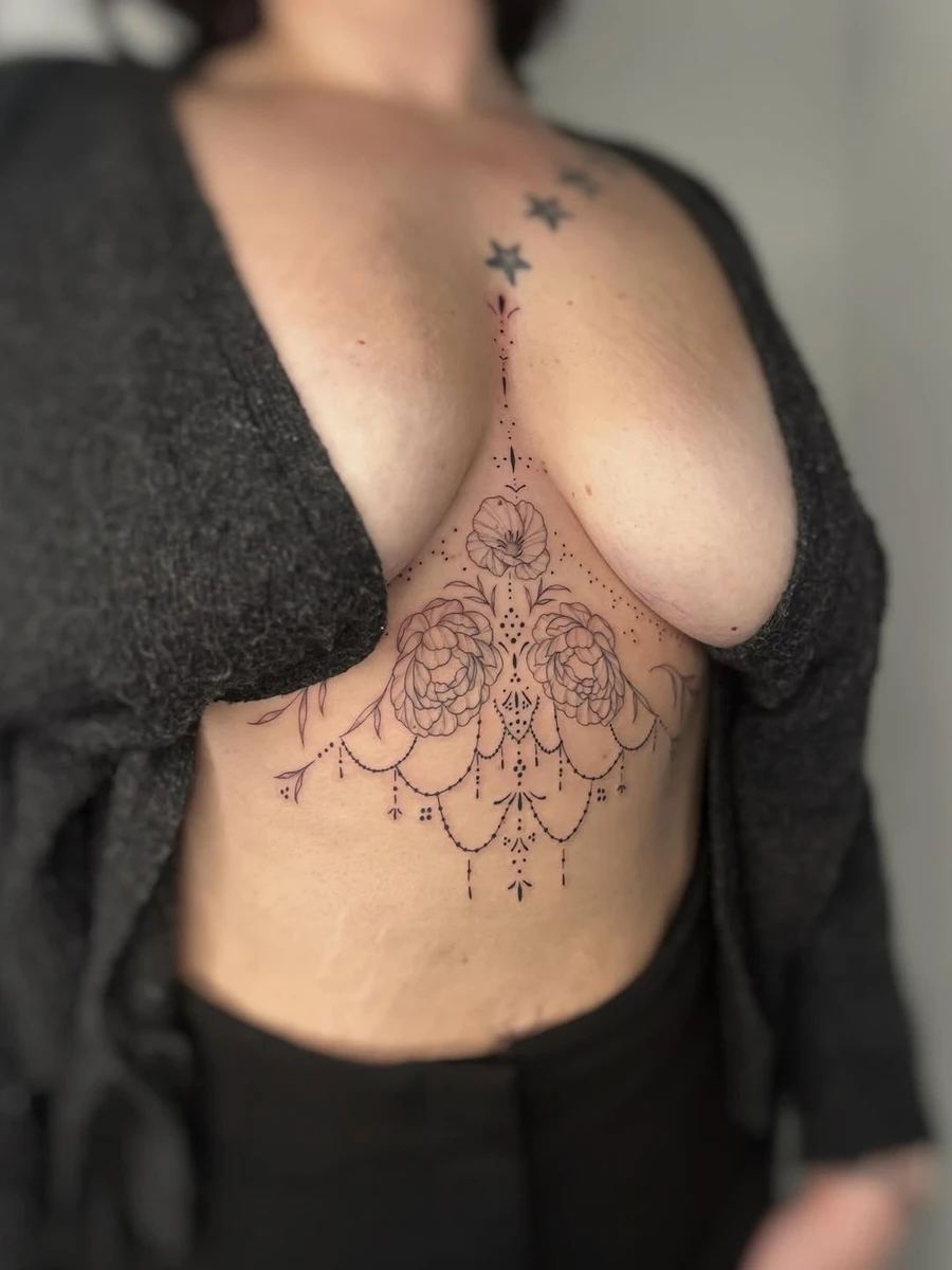 Pièce pensée pour épouser les lignes naturelles du corps. Fineline ornemental floral.