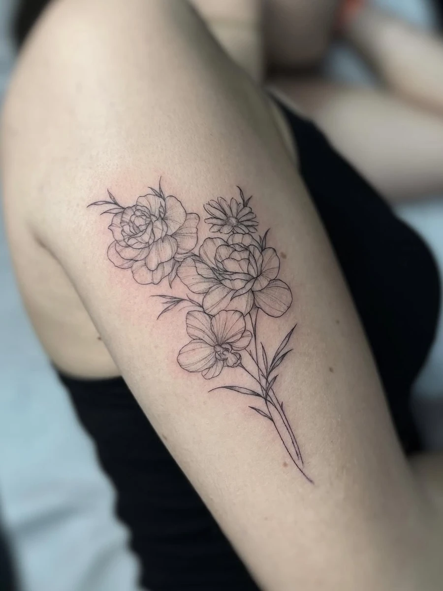 Bouquet sur mesure fineline. Spécialisée dans le tatouage floral, ornemental & fineline.