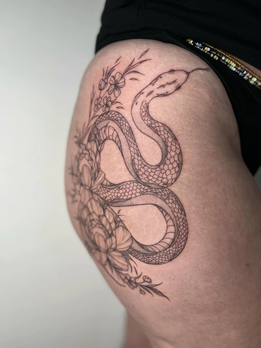 Le projet de Pauline : féminité et force, tatouage floral fineline avec serpent.