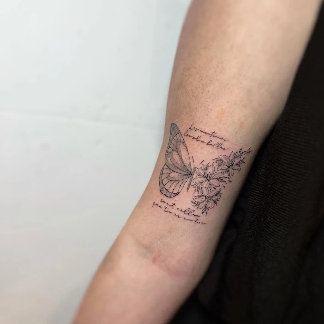Projet perso d'un papillon fineline. Spécialisée tatouage floral, ornemental & fineline.