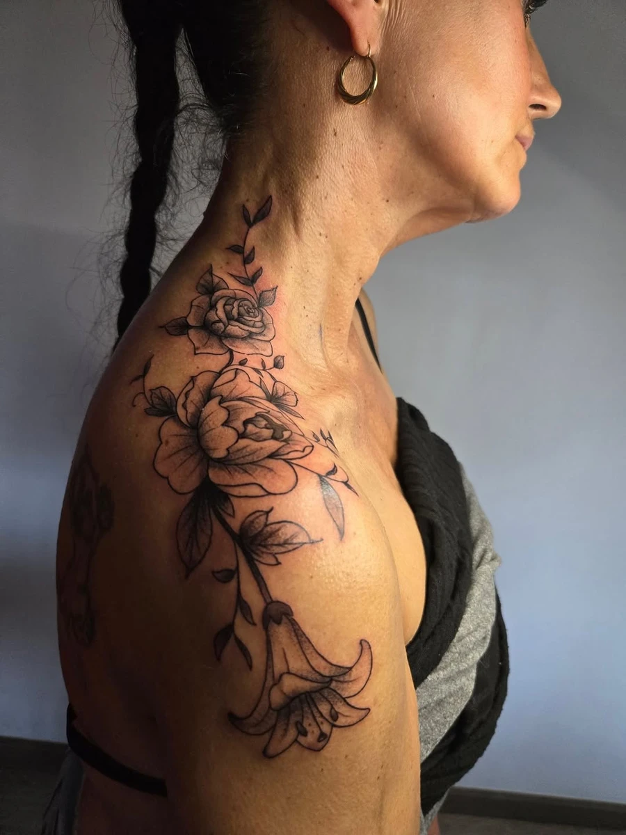 Projet d'ornement et composition florale fineline. Tatouage personnel très important pour la cliente.
