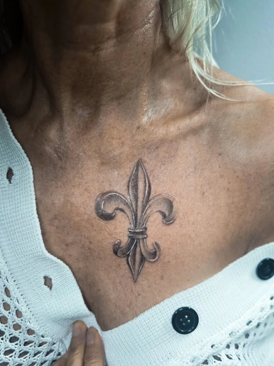 Premier tatouage : le lys, symbole de pureté. Travail en ombrages délicat fineline.