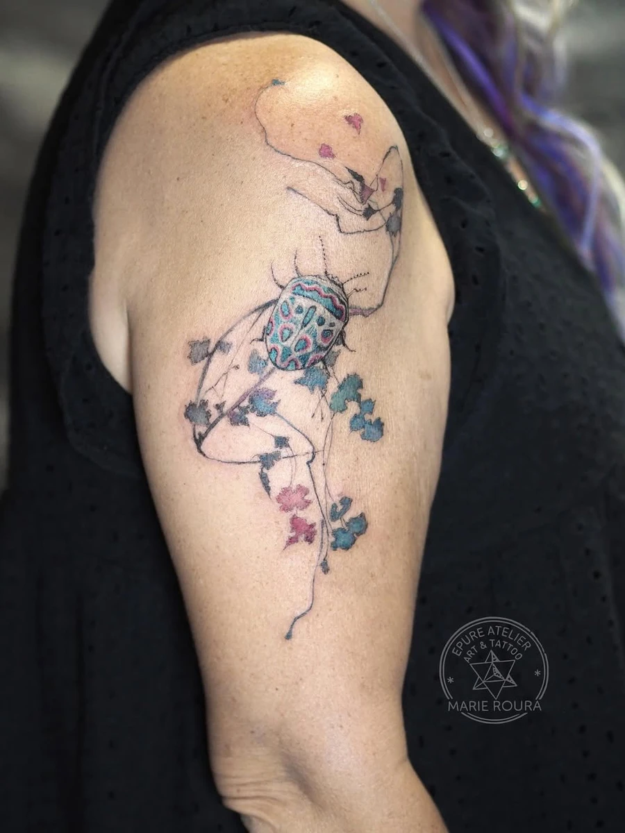 Flash Scarabée Picasso réservé il y a quelques jours et tatoué en un temps record grâce à un désistement. La chance est avec Hélène 🍀. #marieroura #epureatelier #floraltattoo #scarabee