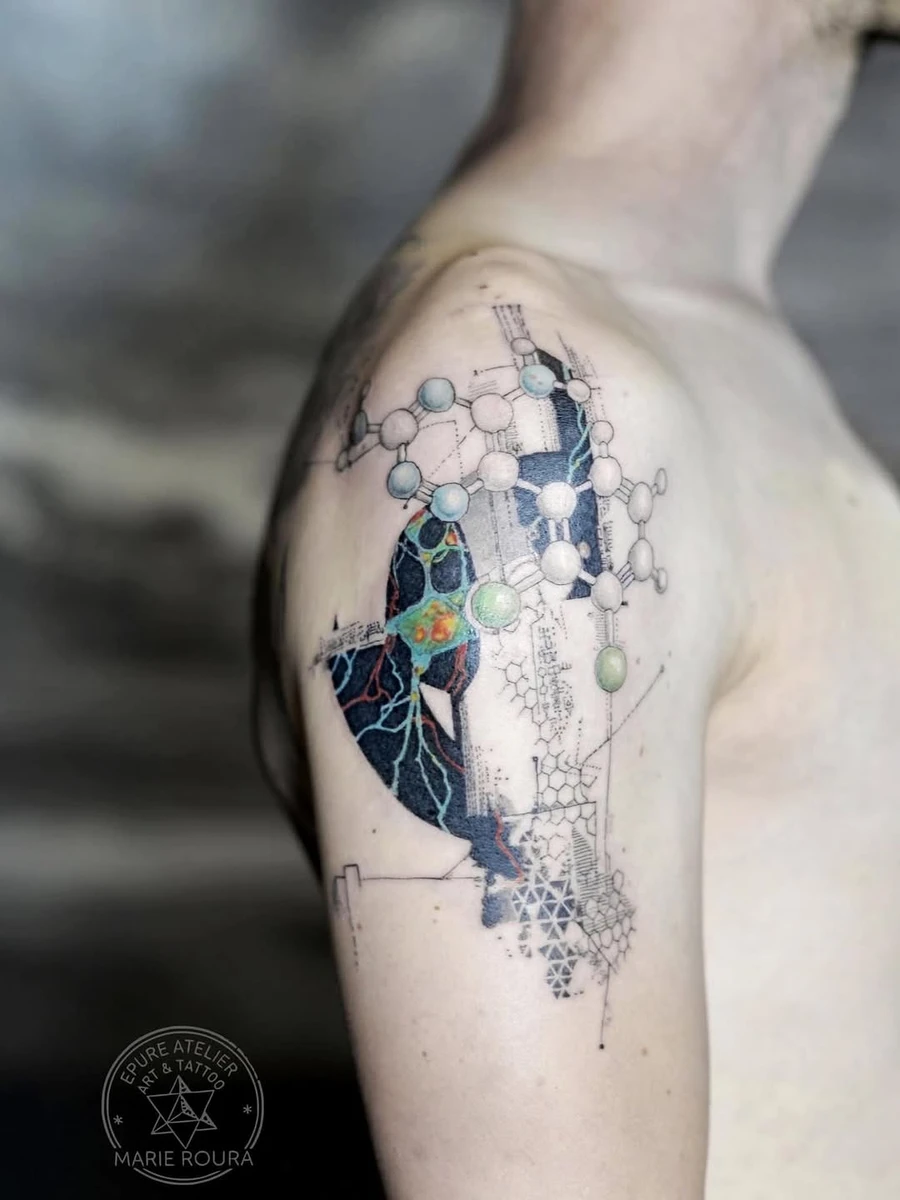 Le projet personnel d'Alain. Molécule qui lui a sauvé la vie, neurones. Tatoué avec @judicael.epureatelier #marieroura #epureatelier #moleculetattoo