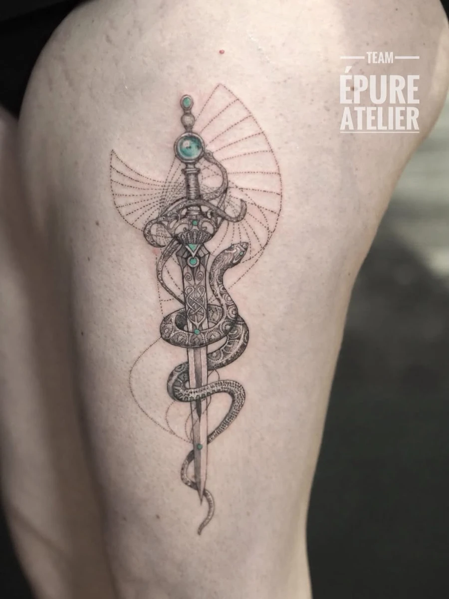 Flash Serpent et épée pour Perrine. Réservé l'an dernier. Tatoué avec @judicael.epureatelier Les symboles de ce flash correspondaient exactement à ses valeurs : le serpent pour la connaissance et le soin, l'épée pour la guerrière. #marieroura #epureatelier #snaketattoo @perrinedupriez