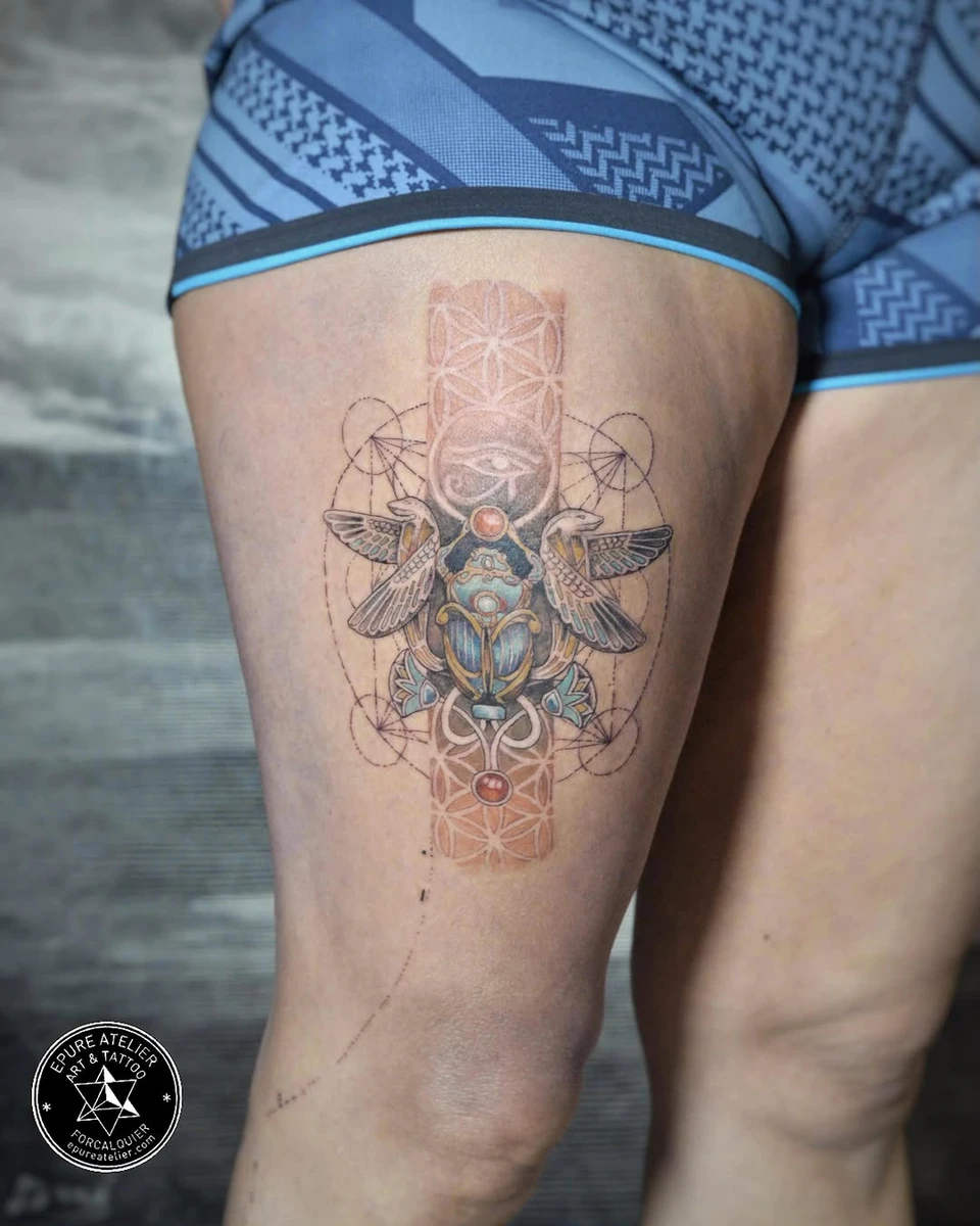 Flash de Noël scarabée et projet personnalisé en prolongement sur le mollet, réalisé le mois dernier! ••• #epureatelier #legtattoo #finelinetattoo