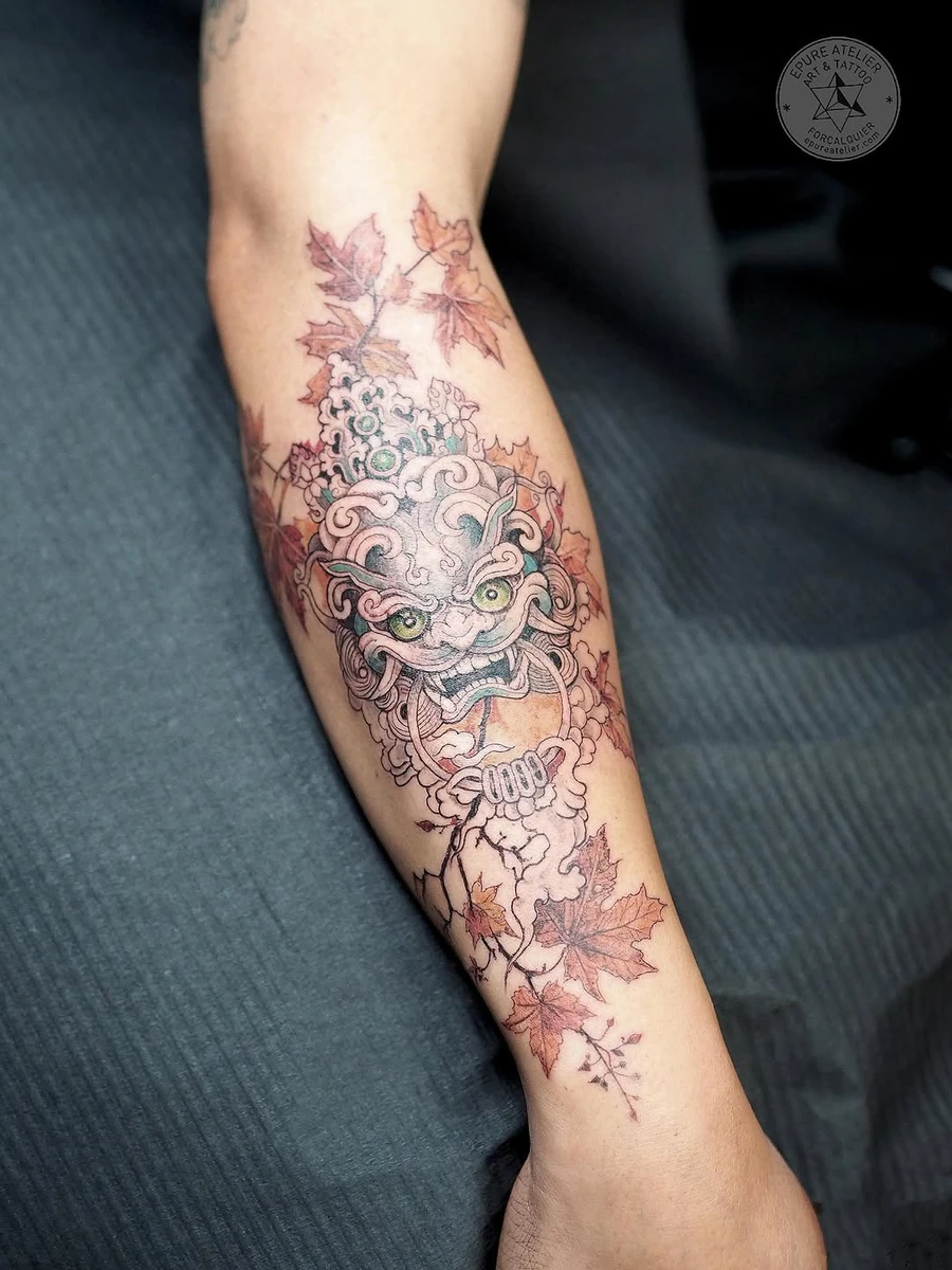 Tatouage d'un lion gardien impérial avec feuilles d'érable, motif de la série de flashs d'automne 2025 🍁 Réalisé au salon Epure Atelier à Forcalquier. ••• #epureatelier #finelinetattoo #tattoo