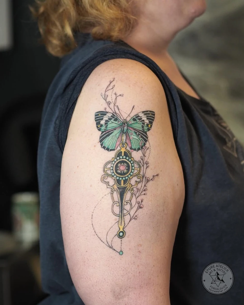 Flash papillon et bijou art nouveau réalisé il y a quelques temps et dont je viens de retrouver la photo! 🦋 ••• #epureatelier #finelinetattoo #butterflytattoo