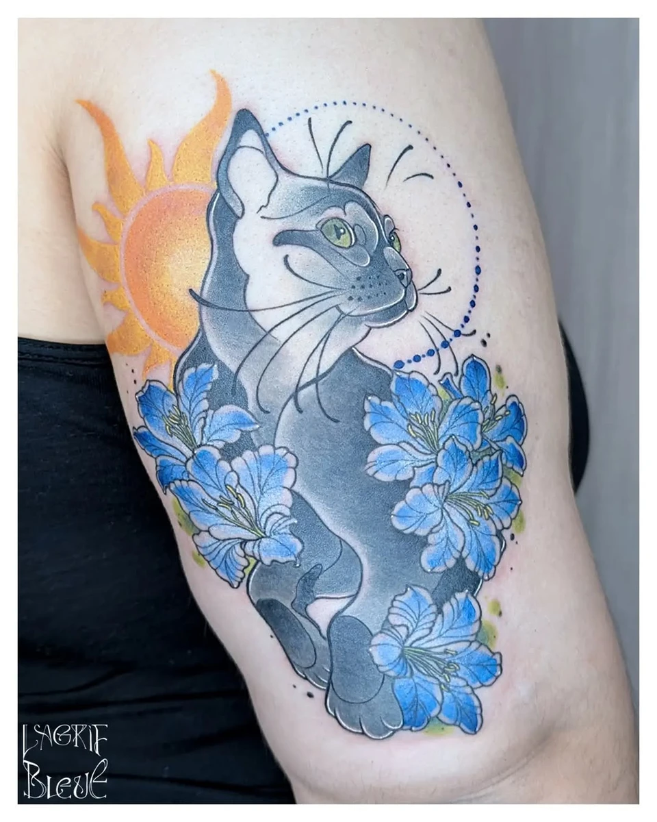 💙🩵🌞😺//CHAT SOLAIRE//😺🌞🩵💙 Chat, soleil et azalées japonaises. (toujours des chats! 🫣) J'adore le combo bleu et jaune ça marche tellement bien! - Chat et soleil cicatrisés, il nous restait les fleurs à faire. 😌 - Encore merci Viviane pour ta confiance, pour tous ces projets colorés 🙏🙇‍♀️