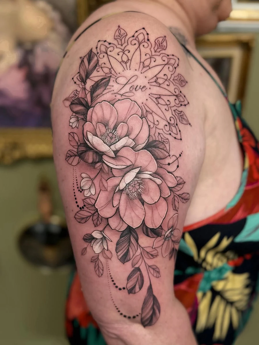 🌷LOVE🌷 Merci Sarah d'avoir adopté ce flash c'est toujours un plaisir !!!! ☺️ #tatouage #ornementaltattoo #flowertattoos #blackandwhitetattoos #tattoos