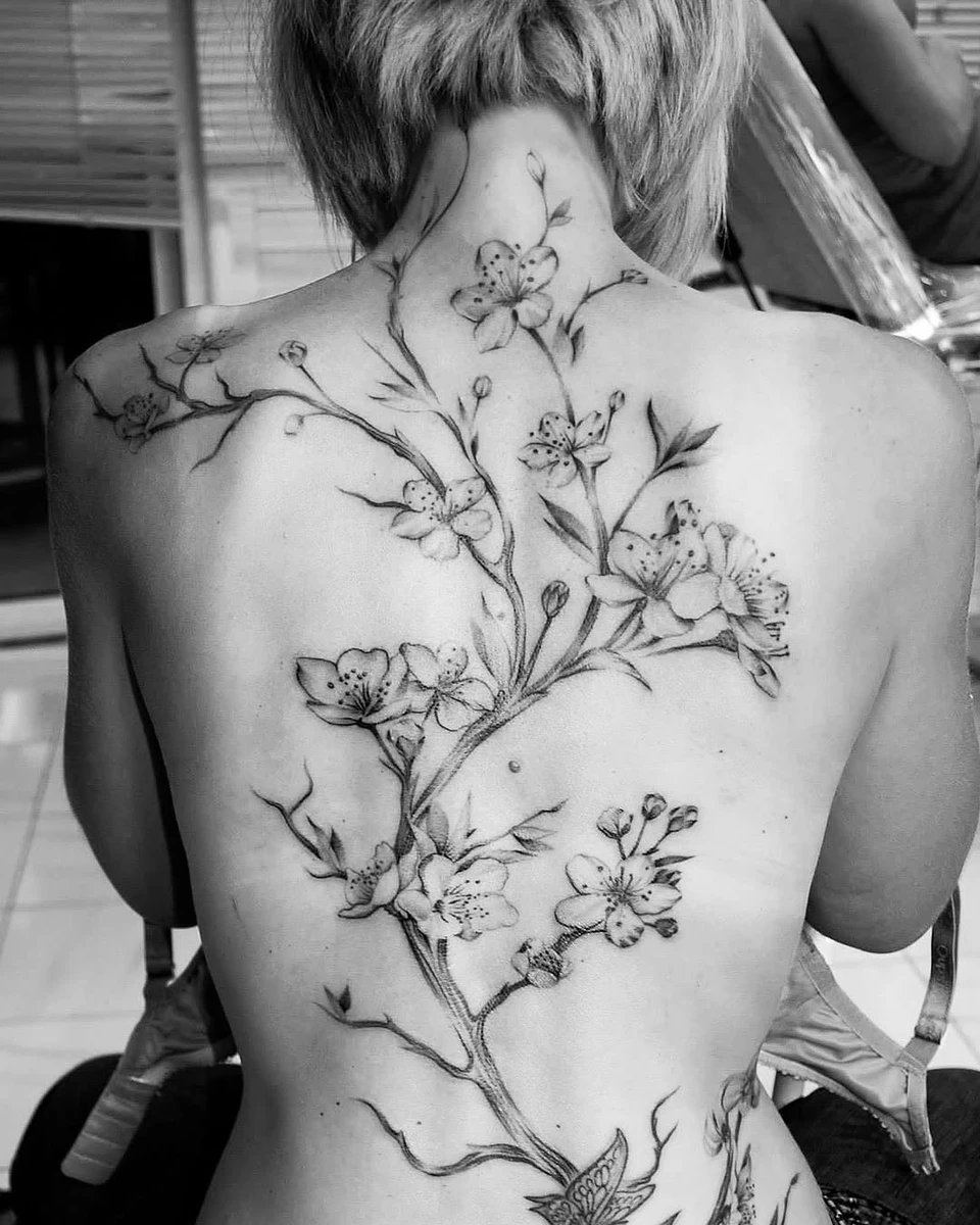 @chopsuey_tattoo Réalisé à #laréunion #freehandtattoo #cerisier #sakuratattoo #ornementaltattoo #blackandgreytattoo #girltattoo #bouaye #nantestattoo @abraxas_tattoo_run