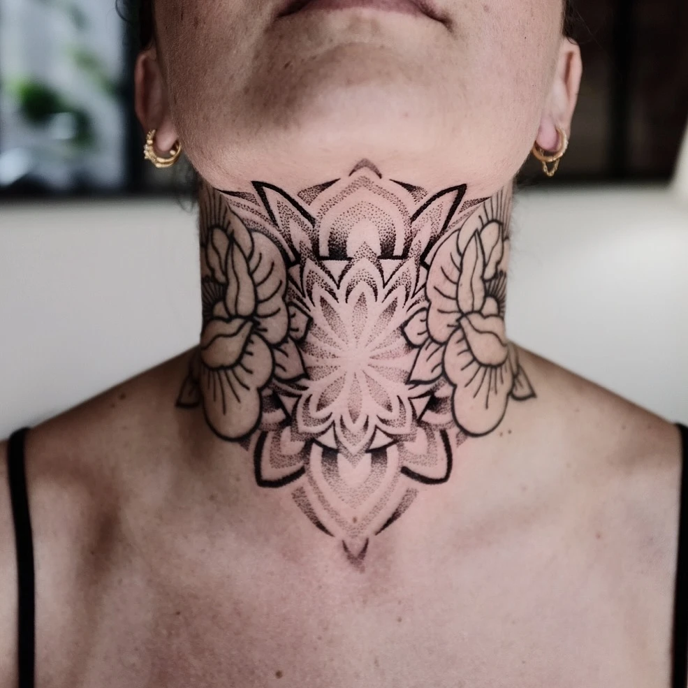 Merci pour ce projet 🌞 fleurs cicatrisées sur le côté ! Fait @minuitsoleiltattoo