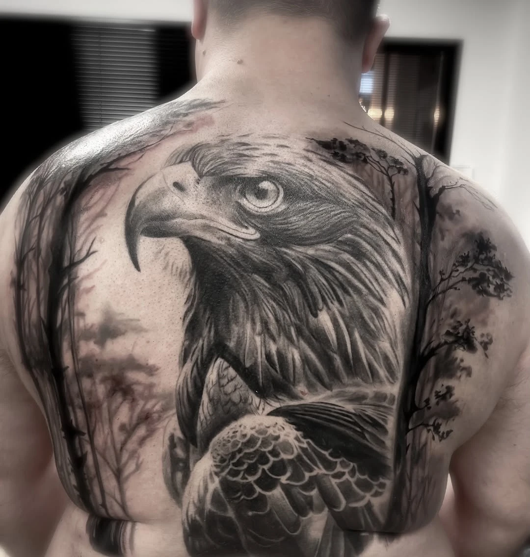 Tatouage réaliste animalier dos complet par Ana Luna à Reims