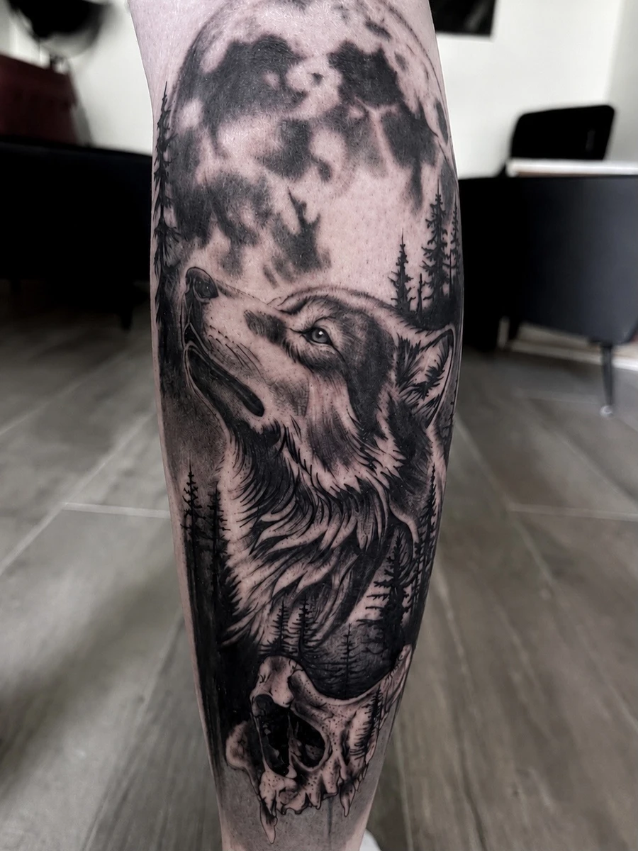Tatouage réaliste de loup par Ana Luna à Reims